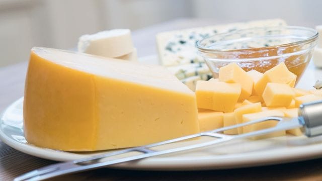 Richtig handeln bei Schimmelbefall: Auf Hartkäse kann er großzügig weggeschnitten werden. Bei Weichkäse gehen die Pilzmyzel tiefer in den Käse. Ist er befallen, wirft man ihn besser weg.