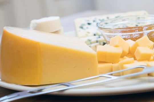 Richtig handeln bei Schimmelbefall: Auf Hartkäse kann er großzügig weggeschnitten werden. Bei Weichkäse gehen die Pilzmyzel tiefer in den Käse. Ist er befallen, wirft man ihn besser weg.