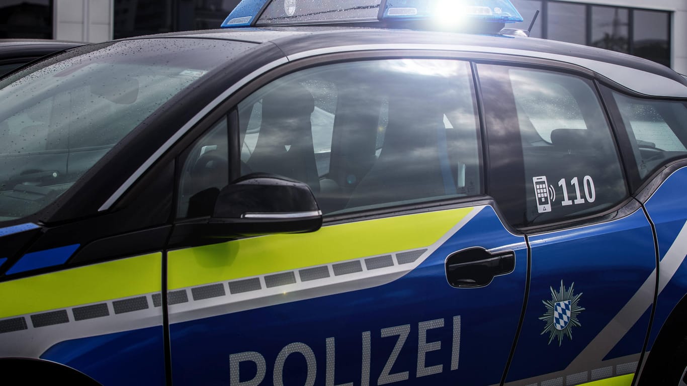 Einsatzfahrzeug der Polizei (Symbolfoto): Die Beamten fahnden nach dem noch unbekannten Täter.