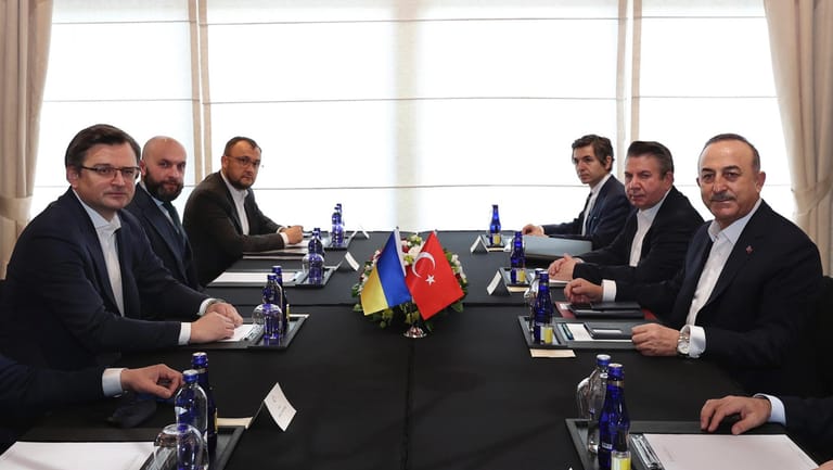 Der ukrainische Außenminister Dmytro Kuleba mit seinem türkischen Amtskollegen Mevlüt Cavusoglu bei dem Treffen in Antalya: Die ukrainische Regierung zeigte sich enttäuscht von dem Treffen mit Lawrow.