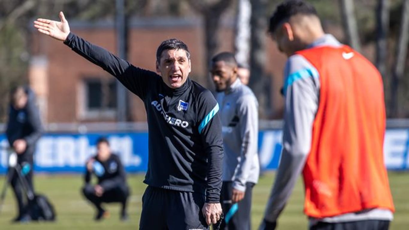 Trainer Tayfun Korkut hofft auf einen Erfolg seiner kriselnden Hertha.