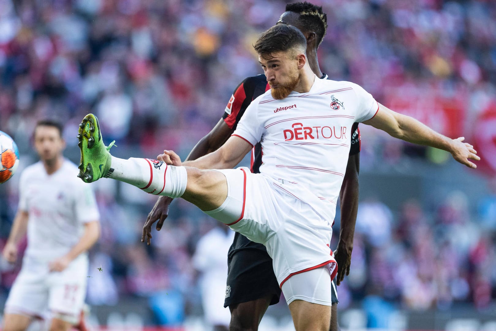 Salih Özcan in einem Spiel des 1. FC Köln gegen Bayer 04 Leverkusen (Archivbild): Das Duell gegen Bayer Leverkusen erhitzt stets die Gemüter auf beiden Seiten.