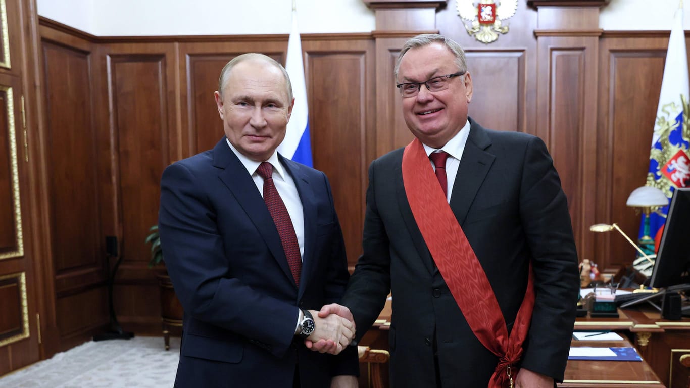 Nähe zum russischen Präsidenten (Archivbild): Andrey Kostin (rechts) ist Vorstandsvorsitzender der VTB-Bank. Nicht nur sein Geldhaus ist mittlerweile Ziel der Sanktionen, auch sein persönliches Vermögen ist in Großbritannien nun eingefroren.
