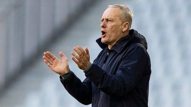 Freiburgs Trainer Christian Streich sagt, dass es wichtig sei, dass Menschen nicht aufgrund von Sprache oder Nation diffamiert werden. Freiburgs Trainer Christian Streich sagt, dass es wichtig sei, dass Menschen nicht aufgrund von Sprache oder Nation diffamiert werden.