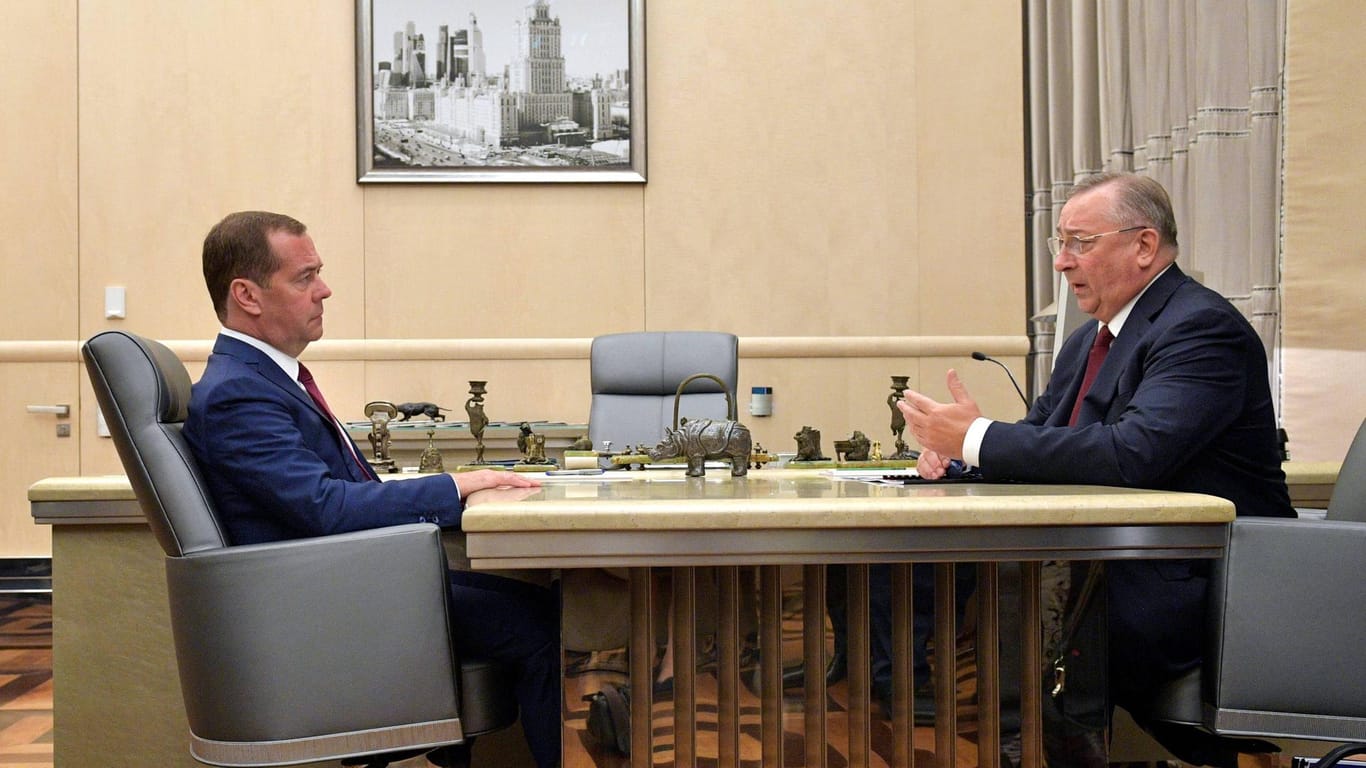 Im Zentrum der Macht (Symbolbild): Nikolai Tokarev, Chef des Öl-Pipelinebetreibers Transneft, am Tisch mit dem damaligen Premier Dmitry Medwedew. Der 71-Jährige gilt als enger Vertrauter Putins.