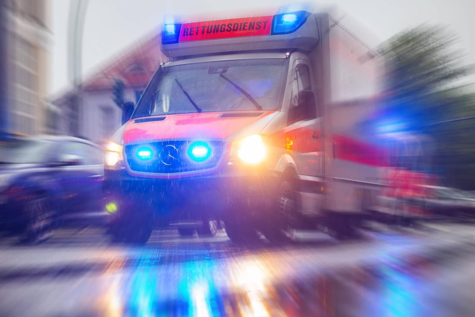 Rettungswagen, Rettungsdienst im Einsatz mit dem Rettungswagen (RTW) (Symbolbild)