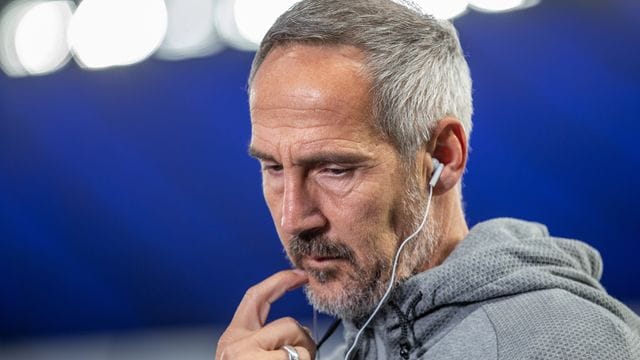 Der Trainer von Borussia Mönchengladbach, Adi Hütter, befindet sich derzeit nach einem positiven Corona-Test in Quarantäne. Der Trainer von Borussia Mönchengladbach, Adi Hütter, befindet sich derzeit nach einem positiven Corona-Test in Quarantäne.