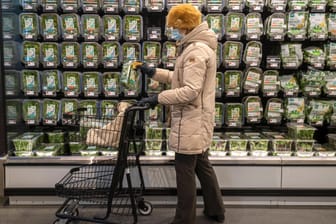 Frau in einem Supermarkt in New York (Symbolbild): Verbraucher in den USA müssen mit steigenden Preisen klarkommen.