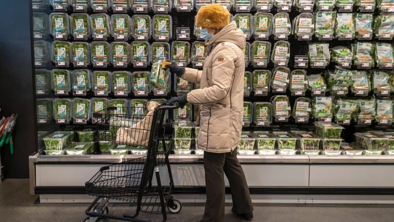 Frau in einem Supermarkt in New York (Symbolbild): Verbraucher in den USA müssen mit steigenden Preisen klarkommen.