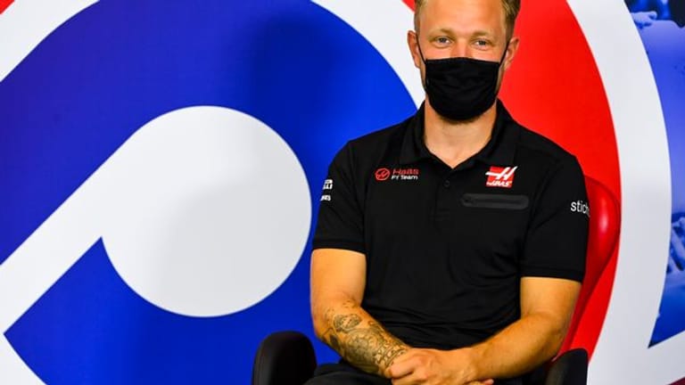 Der Formel-1_Pilot Kevin Magnussen aus Dänemark fährt in der kommenden Saison wieder für das Team Haas als Stammfahrer.