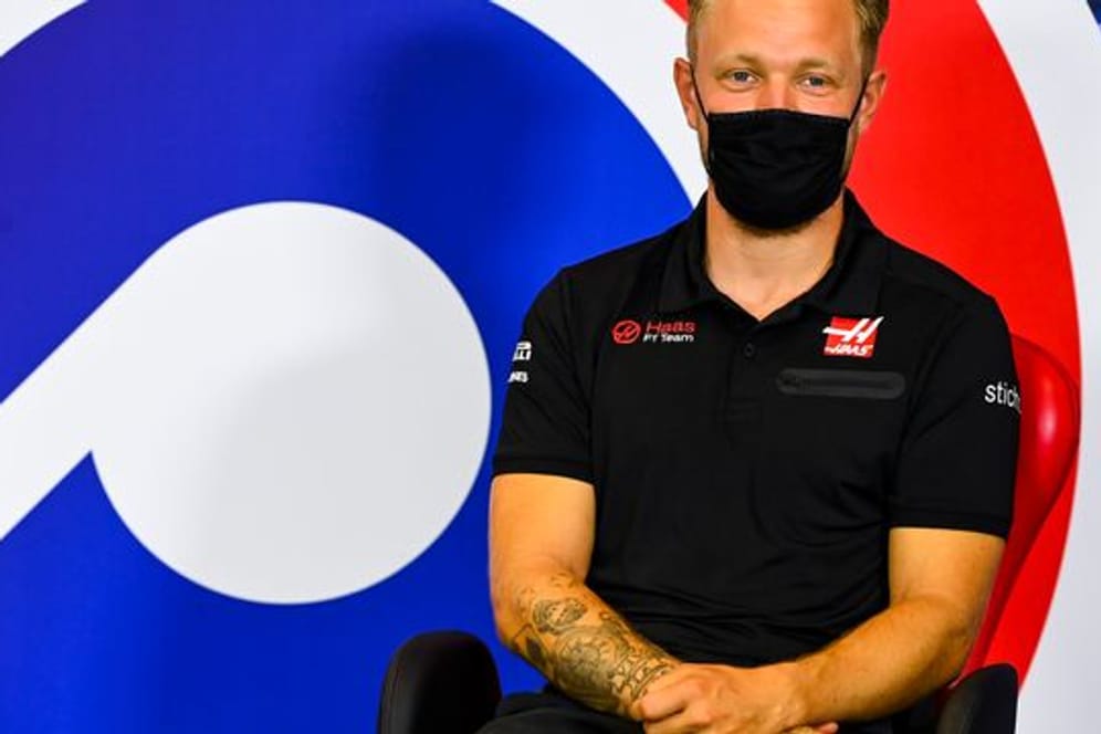 Der Formel-1_Pilot Kevin Magnussen aus Dänemark fährt in der kommenden Saison wieder für das Team Haas als Stammfahrer.