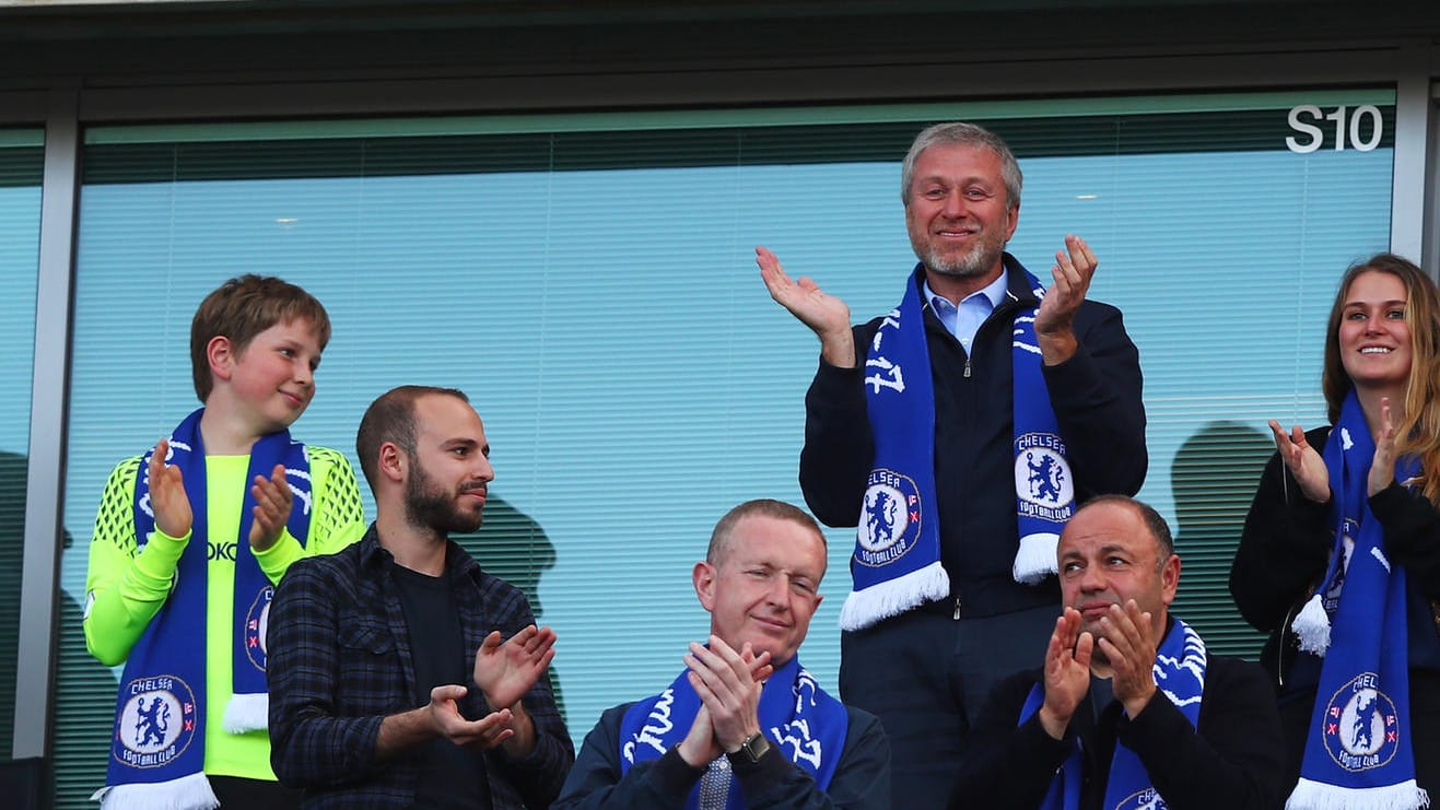 So wollte er sich präsentieren (Symbolbild): Als Fußballfan trat Abramowitsch gerne in die Öffentlichkeit. Tatsächlich hat der Russe aber enge Bindungen zu Putin und steht nun auf der Sanktionsliste Großbritanniens.