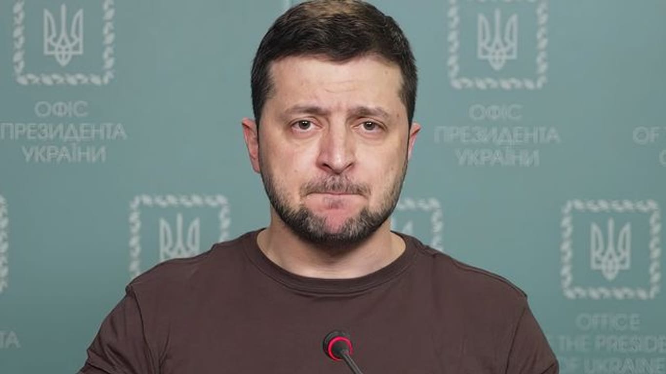 Mariupol sei weiter blockiert: Präsident Selenskyj wendet sich mit Videobotschaft an Ukrainer.