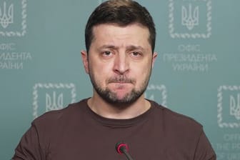 Mariupol sei weiter blockiert: Präsident Selenskyj wendet sich mit Videobotschaft an Ukrainer.