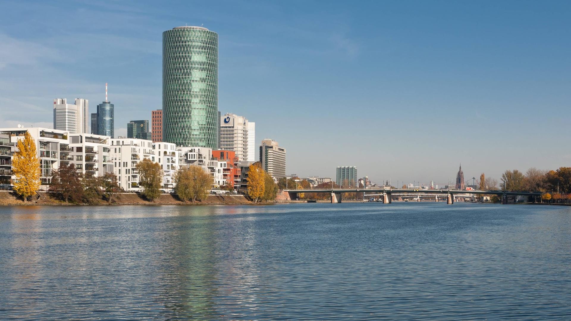 Frankfurter Hochhaus Westhafen Tower (Archivbild): Das Gebäude wird das "Gerippte" genannt, da es in seiner Form an ein Apfelweinglas erinnert.