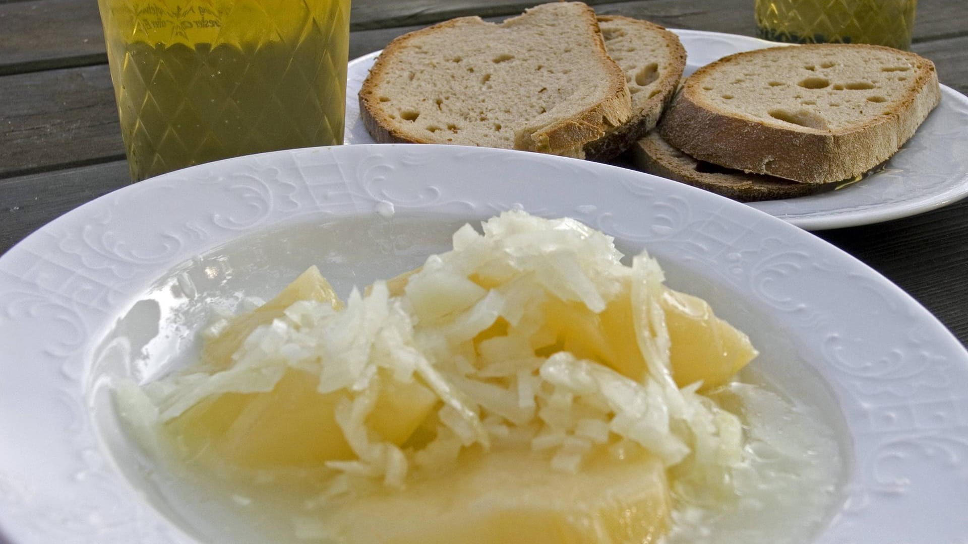 Traditionell Hessisches Nationalgericht - Handkäs mit Musik und Äppelwoi Symbolbild): Wer keine "Musik" möchte bestellt die Zwiebeln einfach ab.