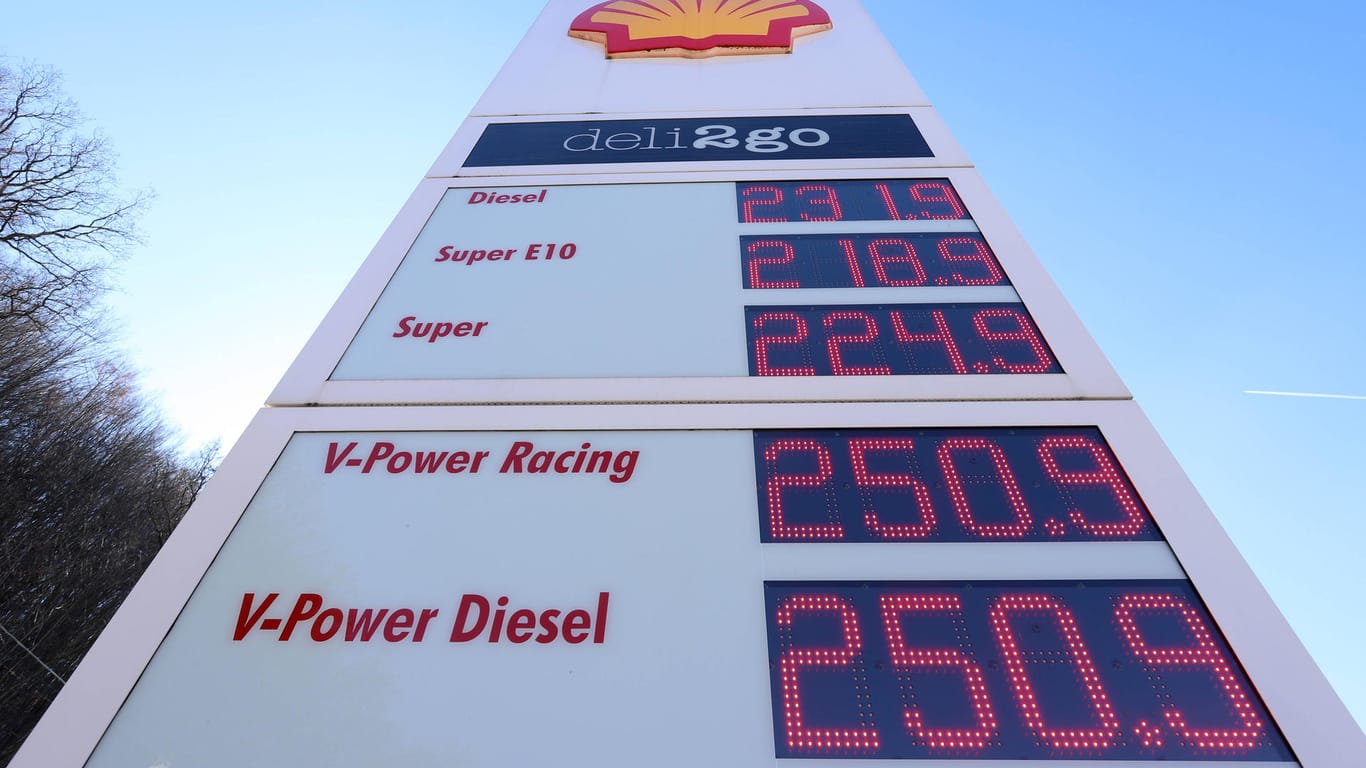 Die Preistafel einer Tankstelle in Siegen: Deutlich mehr als zwei Euro pro Liter Treibstoff werden verlangt.