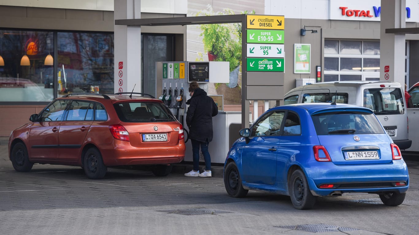 An Tankstellen, die weniger als zwei Euro pro Liter für Diesel und Benzin anzeigen, bildet sich regelmäßig Stau.