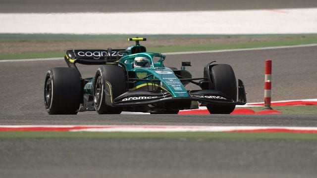 Sebastian Vettel aus Deutschland vom Team Aston Martin fuhr bei den Tests auf der Strecke in Bahrain die achtschnellste Zeit.