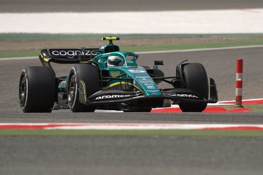 Sebastian Vettel aus Deutschland vom Team Aston Martin fuhr bei den Tests auf der Strecke in Bahrain die achtschnellste Zeit.