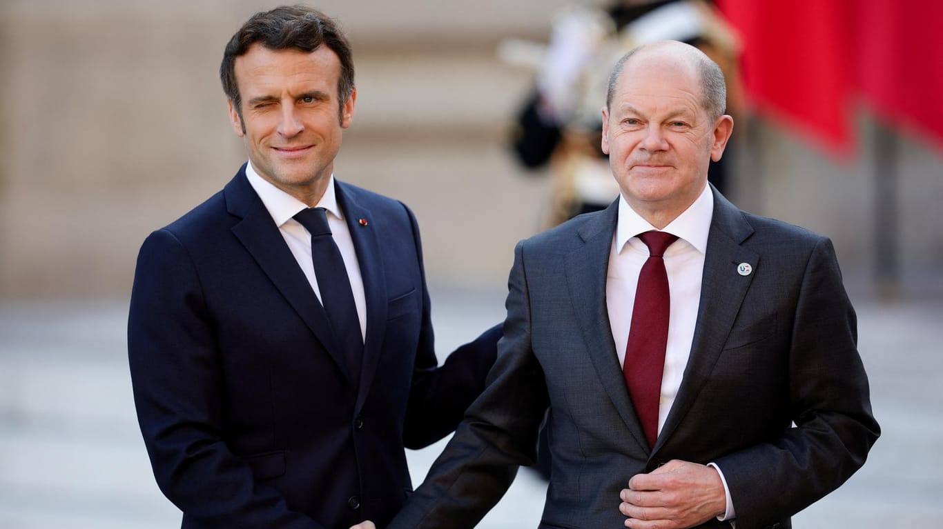 Frankreichs Präsident Emmanuel Macron und Bundeskanzler Scholz in Versailles: keine übereilte EU-Aufnahme der Ukraine.