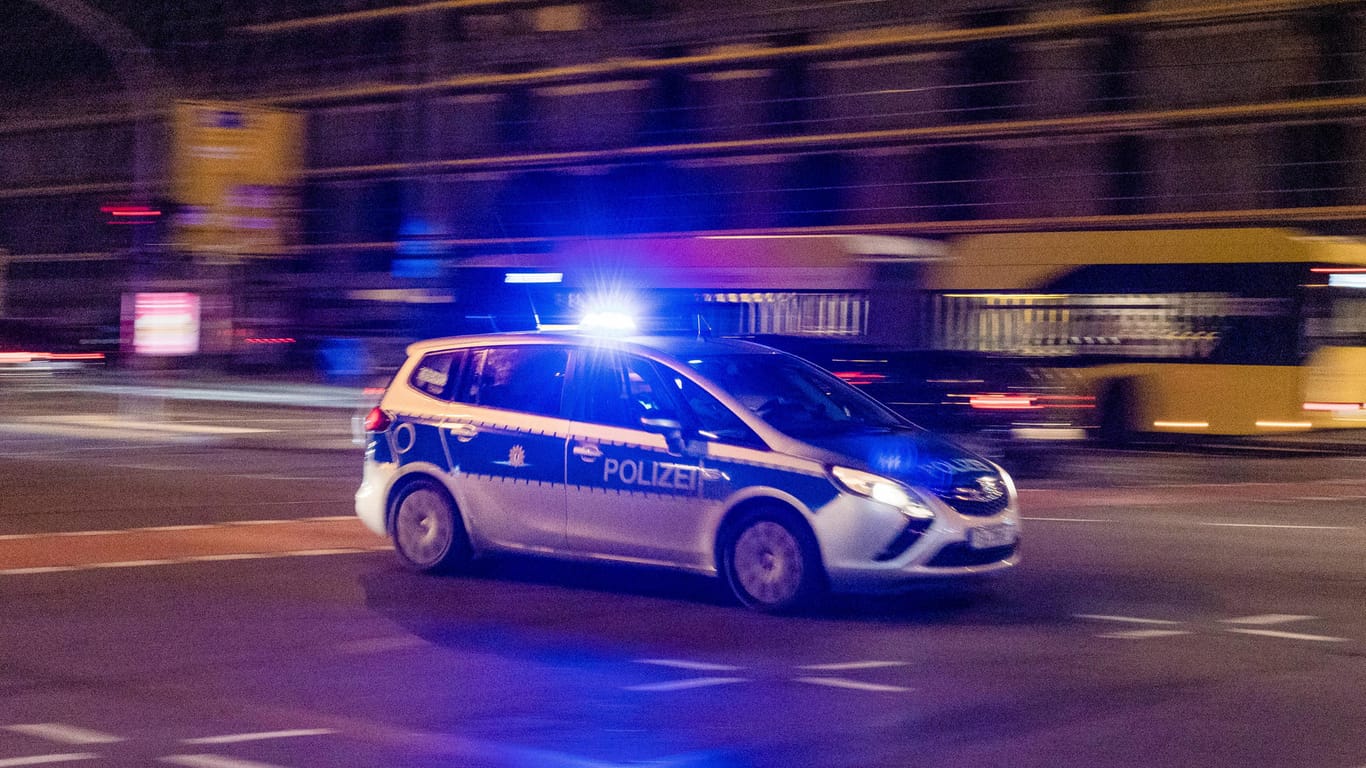Einsatzwagen der Berliner Polizei mit Blaulicht auf Einsatzfahrt (Symbolbild): Die Beamten rückten in den Morgenstunden aus.