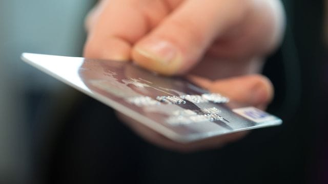 Girocard oder Kreditkarte? In vielen Fällen macht das inzwischen kaum einen Unterschied. Girocard oder Kreditkarte? In vielen Fällen macht das inzwischen kaum einen Unterschied.