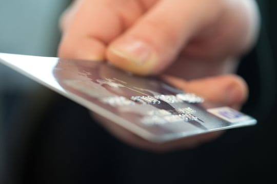 Girocard oder Kreditkarte? In vielen Fällen macht das inzwischen kaum einen Unterschied. Girocard oder Kreditkarte? In vielen Fällen macht das inzwischen kaum einen Unterschied.