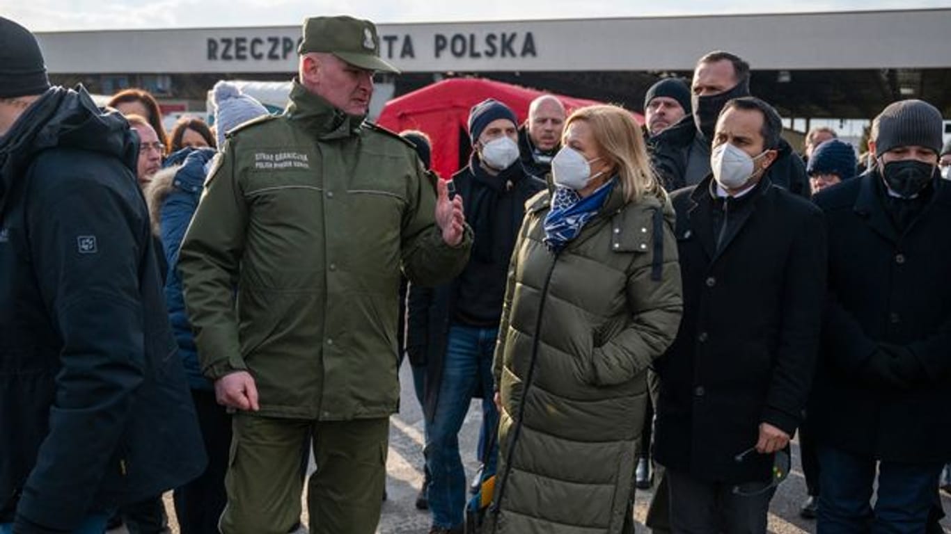 Innenministerin Nancy Faeser (SPD) berät in Polen über die Unterstützung für Kriegsflüchtlinge aus der Ukraine.