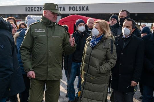 Innenministerin Nancy Faeser (SPD) berät in Polen über die Unterstützung für Kriegsflüchtlinge aus der Ukraine.