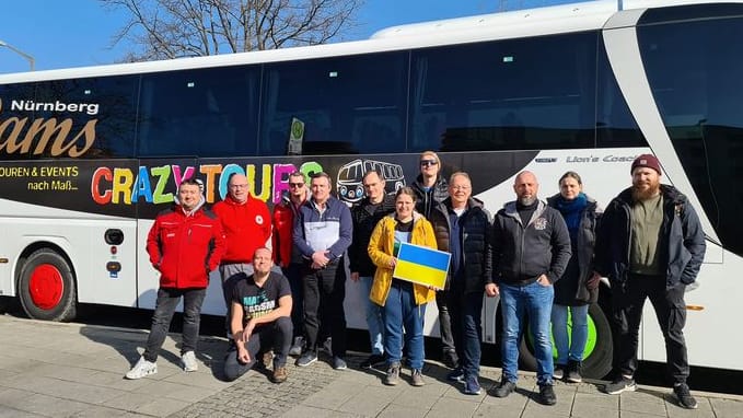 Diese Zwölf haben sich auf den Weg nach Nürnberg gemacht, um zu helfen: Neben Dolmetschern waren auch Erzieherinnen und Sanitäter dabei.