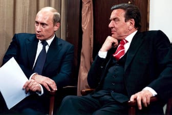 Wladimir Putin und Gerhard Schröder im Jahr 2000: Beide Politiker schätzten sich bis zuletzt. Für Schröder wird dies jetzt zur Belastung.