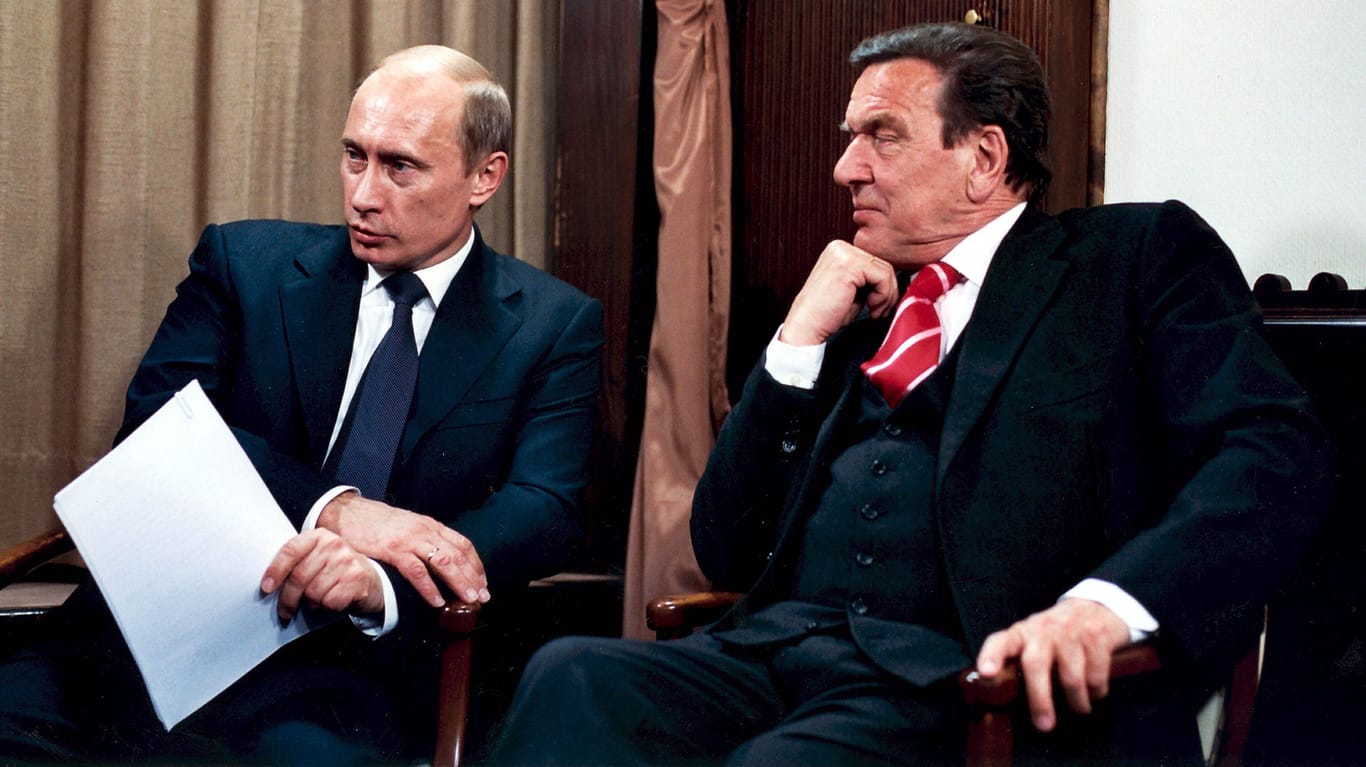 Wladimir Putin und Gerhard Schröder im Jahr 2000: Beide Politiker schätzten sich bis zuletzt. Für Schröder wird dies jetzt zur Belastung.