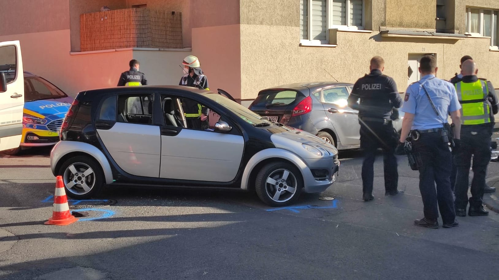 Auto des Opfers in Köln: Am Nachmittag sicherten Einsatzkräfte den Tatort ab.