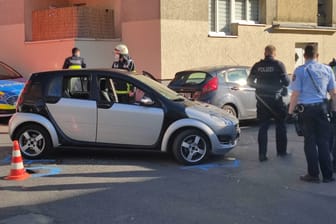 Auto des Opfers in Köln: Am Nachmittag sicherten Einsatzkräfte den Tatort ab.