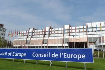 Der Europarat wacht über die Einhaltung der Menschenrechte in den Mitgliedsstaaten.