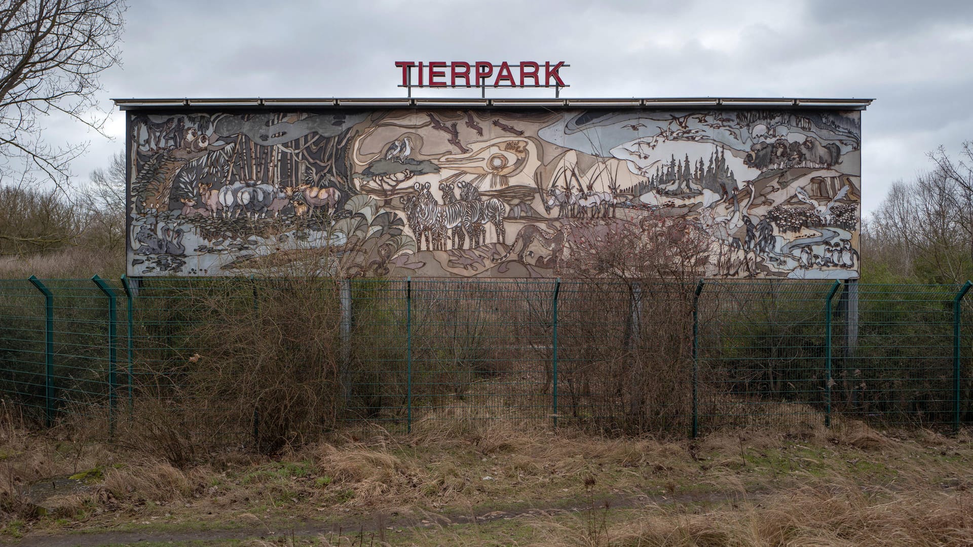 Werbeschild des Tierparks in Berlin (Symbolbild): Gemeinsam mit dem Berliner Zoo verschicken sie notwendige Tiernahrung in die Ukraine. Werbeschild des Tierparks in Berlin (Symbolbild): Gemeinsam mit dem Berliner Zoo verschicken sie notwendige Tiernahrung in die Ukraine.
