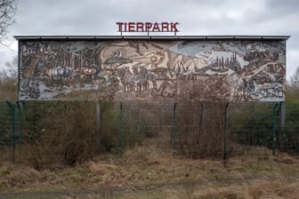 Werbeschild des Tierparks in Berlin (Symbolbild): Gemeinsam mit dem Berliner Zoo verschicken sie notwendige Tiernahrung in die Ukraine.