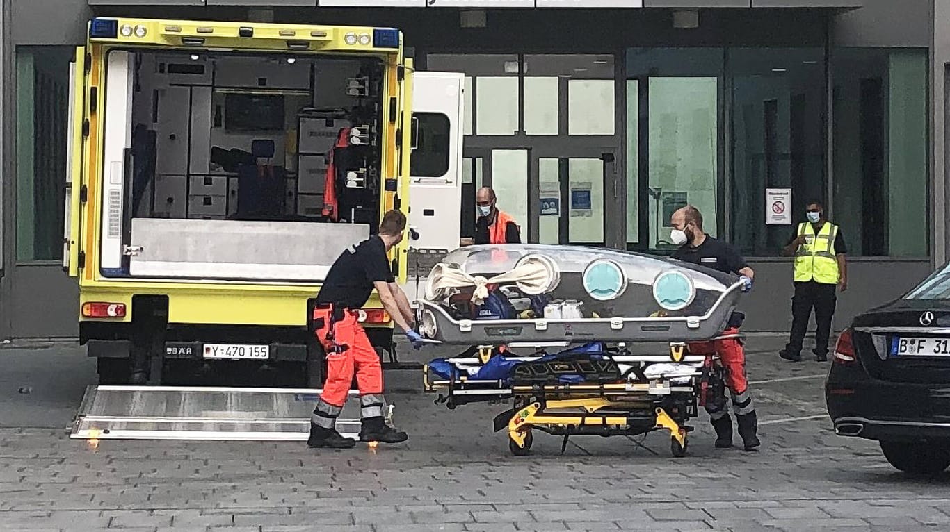 Mitarbeiter der Charité in Berlin transportieren die Isolationskapsel, mit der Kremlgegner Nawalny nach dem Giftanschlag in die Klinik gebracht wurde.