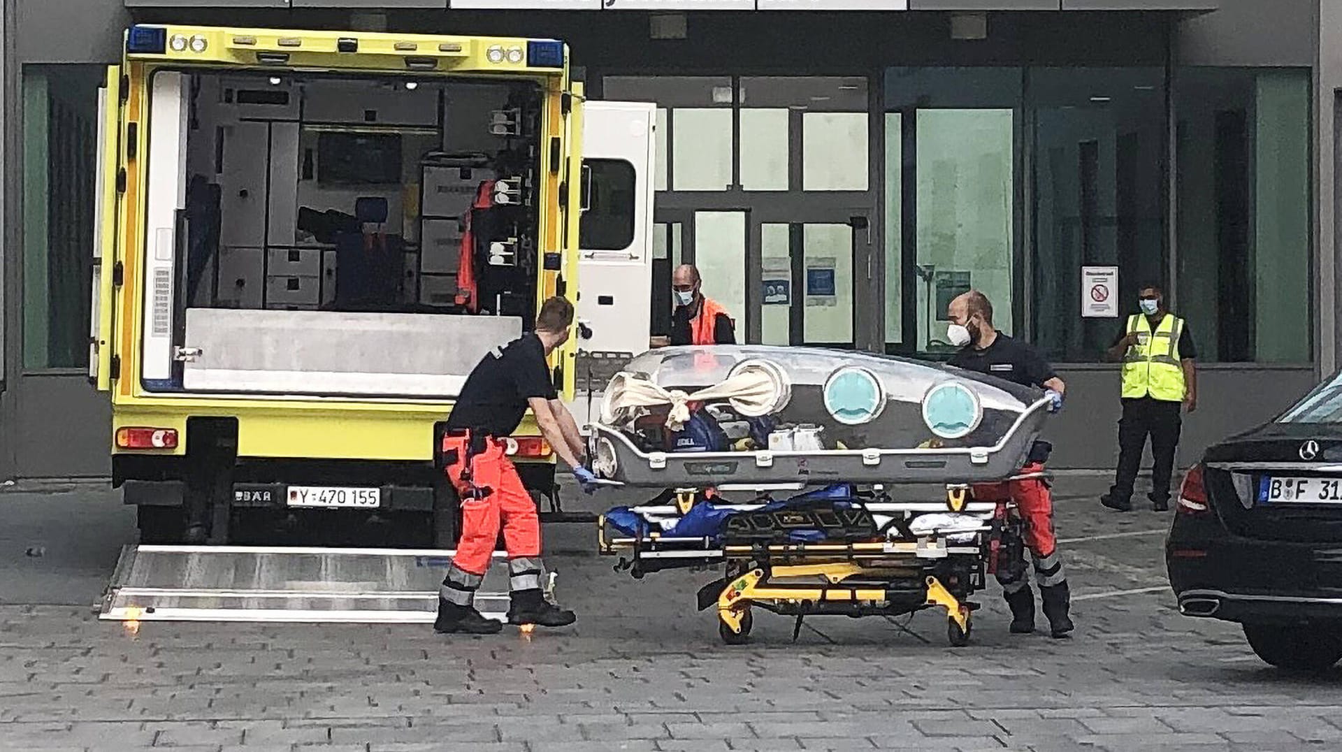 Mitarbeiter der Charité in Berlin transportieren die Isolationskapsel, mit der Kremlgegner Nawalny nach dem Giftanschlag in die Klinik gebracht wurde.