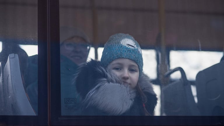 Geflüchtete Ukrainerinnen in einem Reisebus an der polnischen Grenze (Archivbild): Ein Busunternehmer wünscht sich, dass der Transport den Profis überlassen wird.
