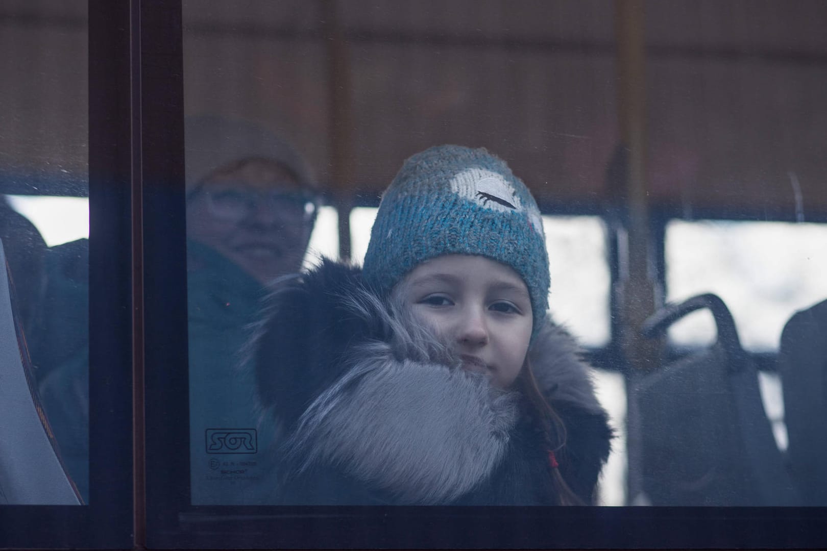 Geflüchtete Ukrainerinnen in einem Reisebus an der polnischen Grenze (Archivbild): Ein Busunternehmer wünscht sich, dass der Transport den Profis überlassen wird.