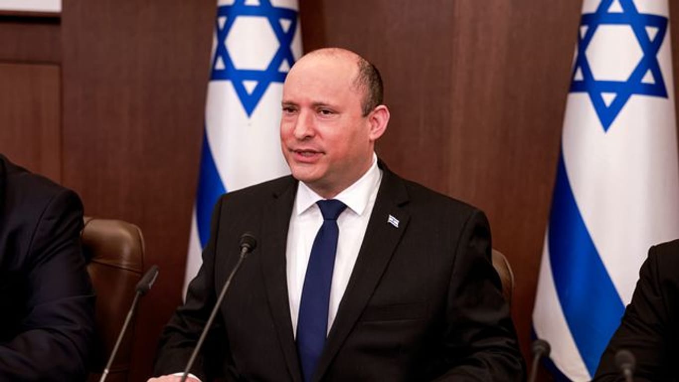 Die Regierung von Israels Ministerpräsident Bennett hat ein umstrittenes Gesetz zum Zuzugsverbot für Palästinenser wieder eingeführt.