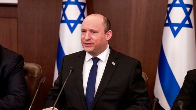 Die Regierung von Israels Ministerpräsident Bennett hat ein umstrittenes Gesetz zum Zuzugsverbot für Palästinenser wieder eingeführt.