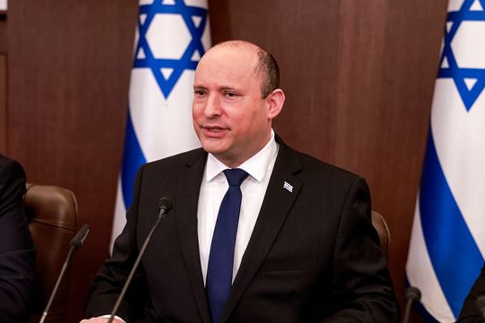 Die Regierung von Israels Ministerpräsident Bennett hat ein umstrittenes Gesetz zum Zuzugsverbot für Palästinenser wieder eingeführt.