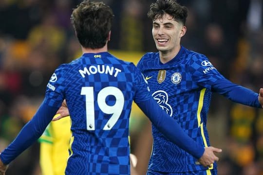 Kai Havertz (r) vom FC Chelsea jubelt über sein Tor zum 1:3 gegen Norwich City.