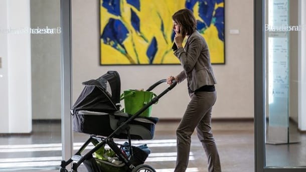 Vierfache Mutter: Anne Spiegel machte 2018 Schlagzeilen, als sie ihre damals sechs Monate alte Tochter in eine Sitzung des Bundesrats mitbrachte. Ein zeitintensiver Beruf dürfe nicht dazu führen, dass betroffene Mütter und Väter ihre Kinder praktisch nicht mehr sehen könnten, sagte sie.