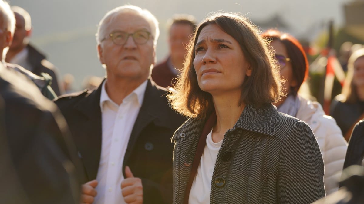 Skeptischer Blick: Anne Spiegel mit Bundespräsident Frank-Walter Steinmeier bei einem Besuch im Flutgebiet an der Ahr. Im Untersuchungsausschuss muss sie erklären, wie sie während der Katastrophe kommunizierte.