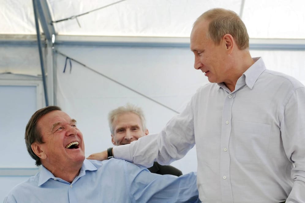 Gerhard Schröder und Wladimir Putin bei einem Treffen in Russland (Archivbild): Die beiden verbindet eine lang Freundschaft.