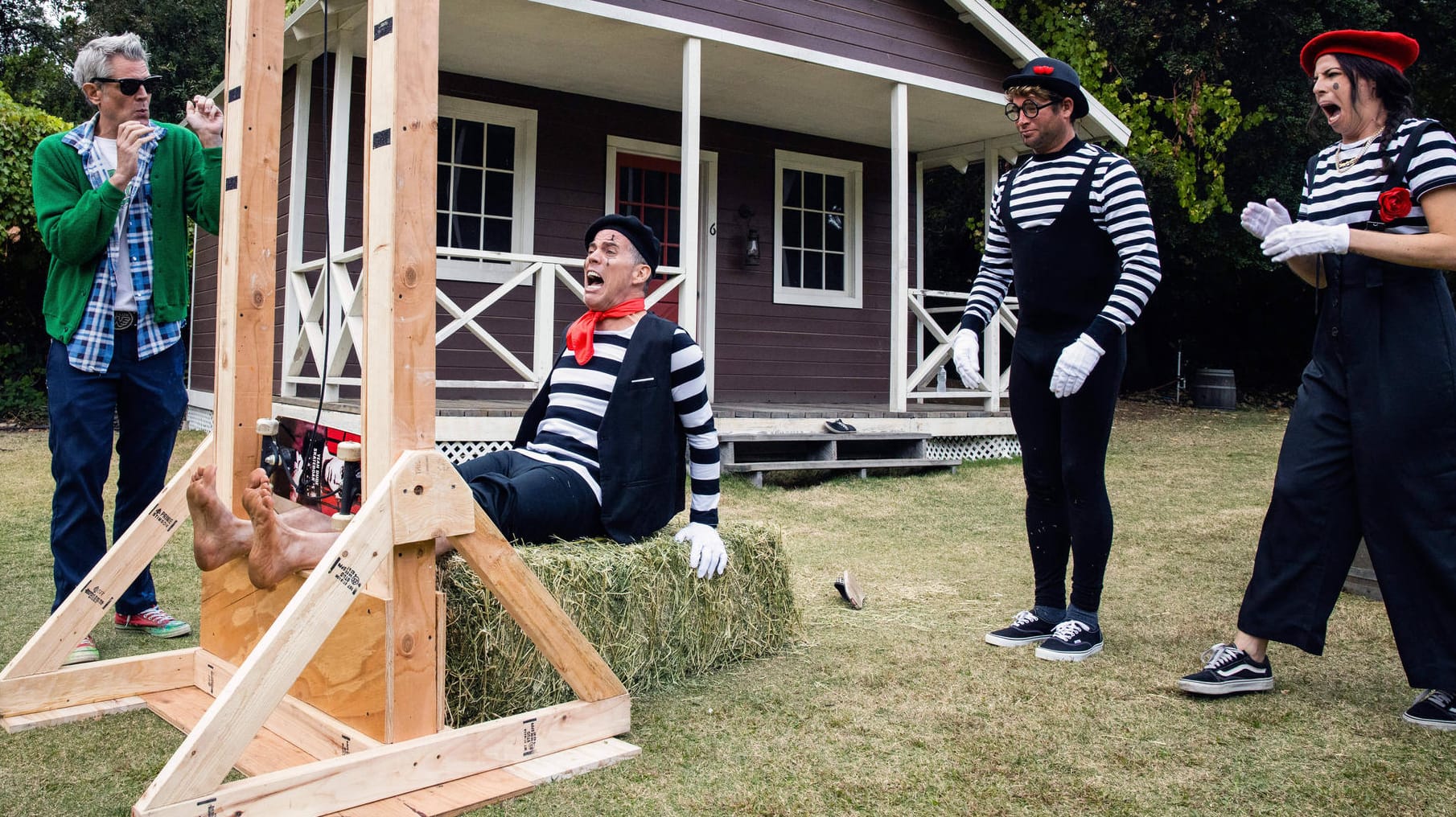 Szene aus "Jackass Forever": Knoxville moderiert den Stunt "Skateboard Guillotine", Steve-O ist Versuchskaninchen.